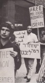 فوزي الأسمر في مظاهرة امام القنصلية الاسرائيلية في نيو يورك ٬ 1975 ٬ وهو يحمل اللافتة باللغة العبرية تطلب باطلاق سراح المعتقل السياسي رامي لفنه