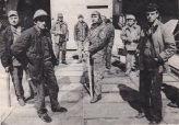 משמרת שביתה בשער מספנת לנין בגדאנסק, אוגוסט 1980